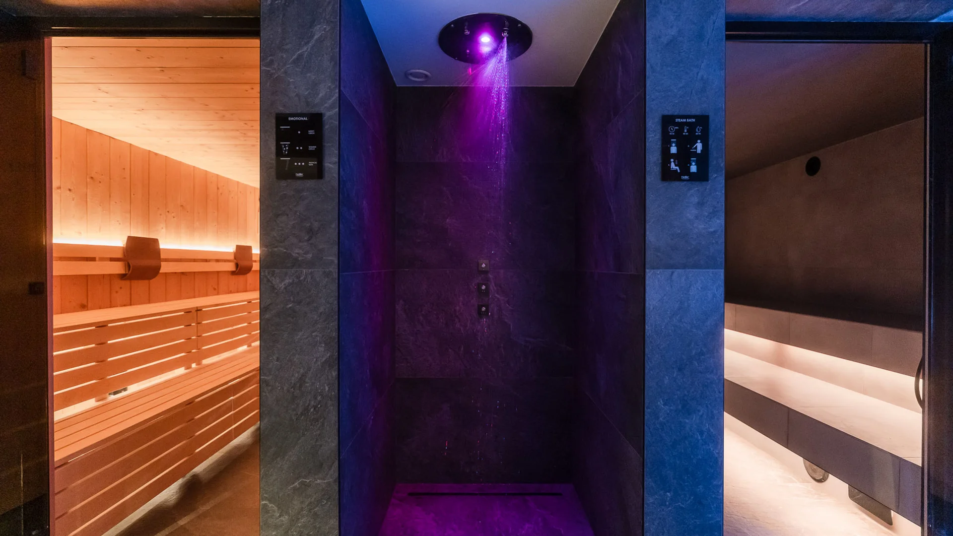 Bilder aus Arabba des Chalet Barbara Farbtherapie-Dusche mit violettem Licht zwischen zwei Saunen