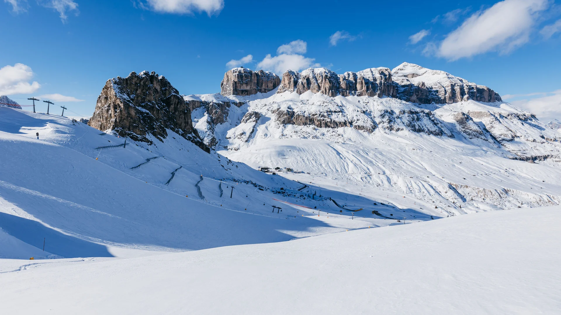 Bilder aus Arabba des Chalet Barbara Winterlandschaft mit schneebedeckten Bergen und blauem Himmel mit Wolken