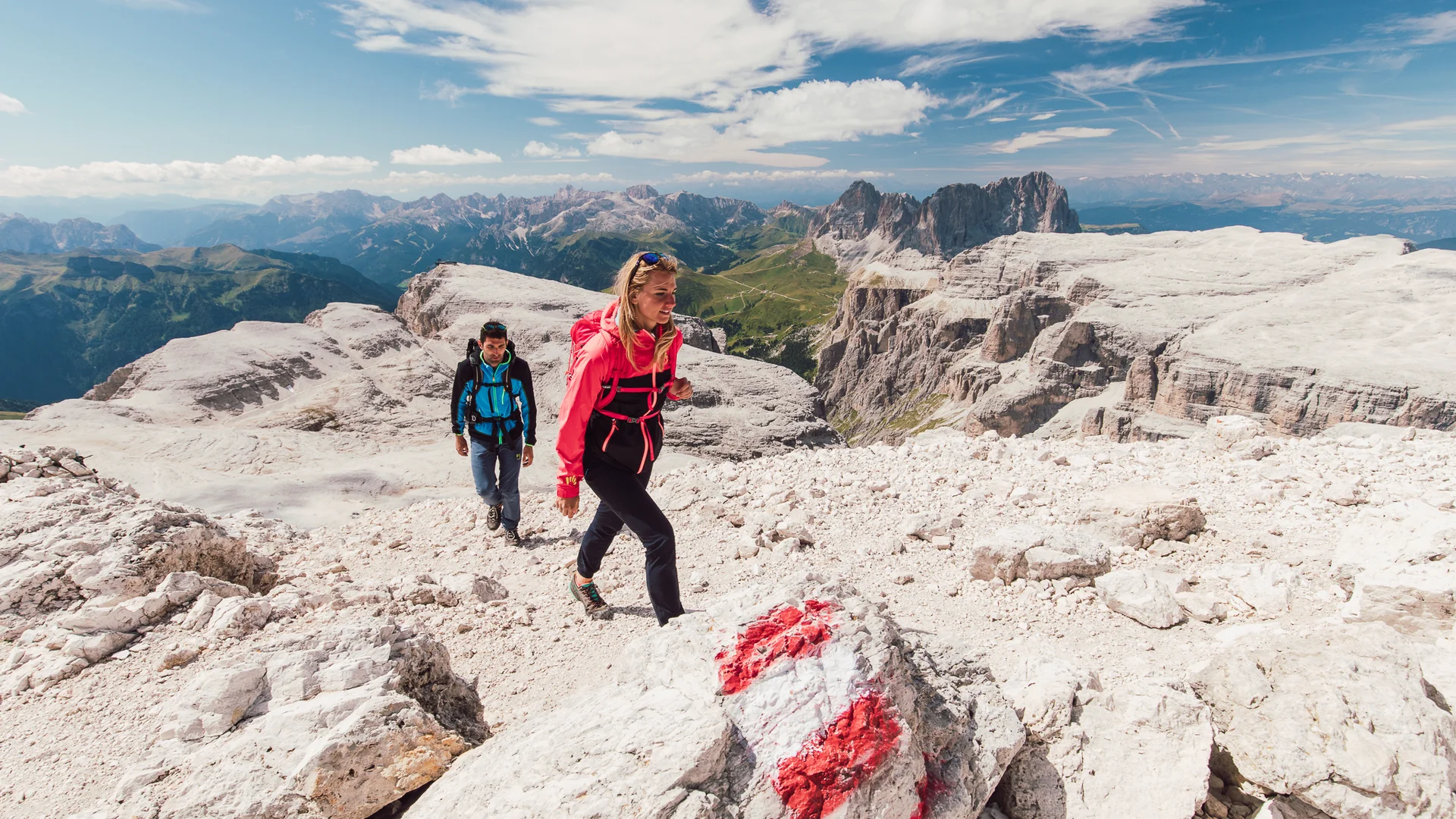Bilder aus Arabba des Chalet Barbara Zwei Wanderer auf felsigem Bergpfad mit rot-weißem Wegzeichen