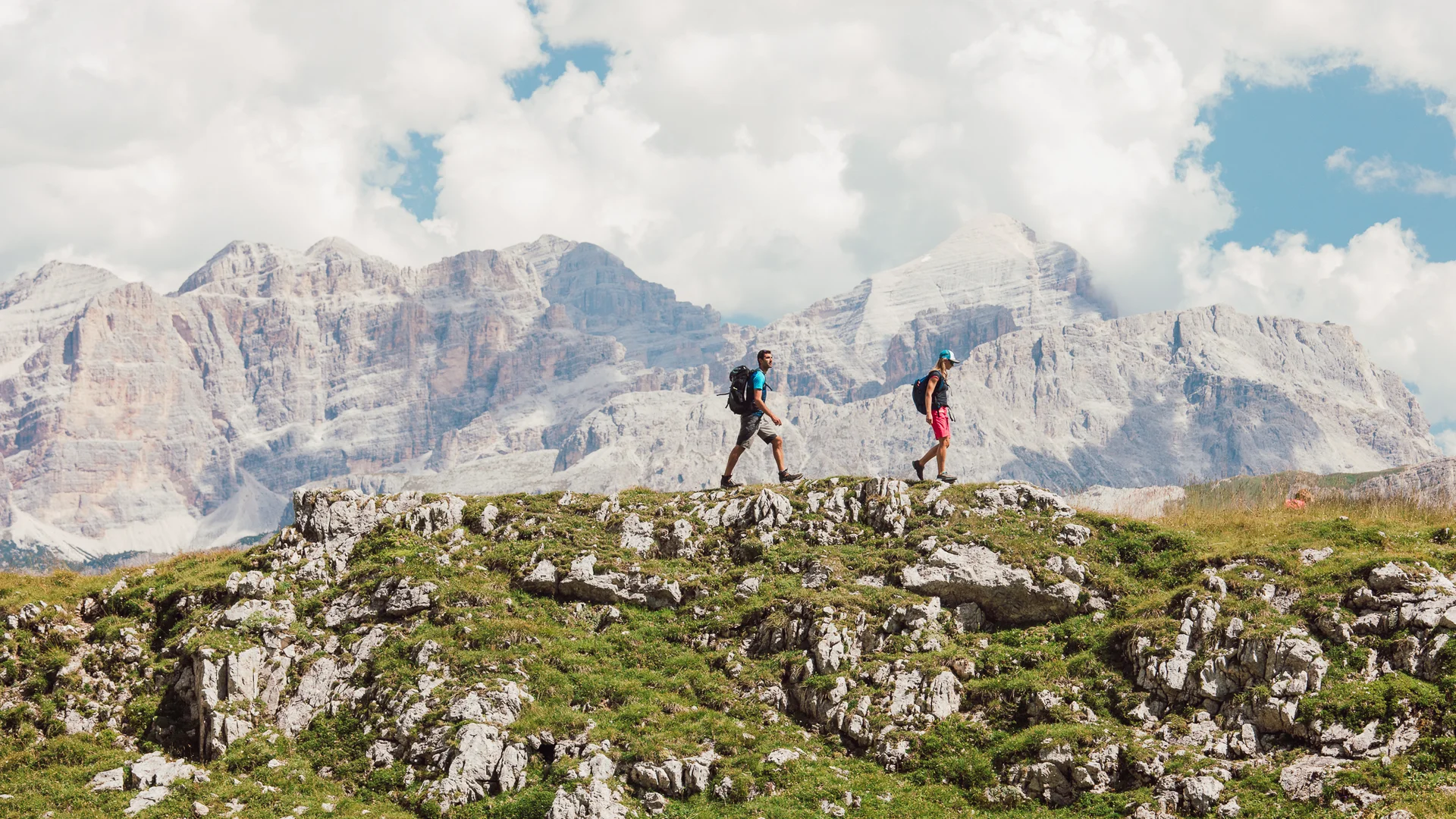 Bilder aus Arabba des Chalet Barbara Zwei Wanderer mit Rucksäcken wandern auf felsigem Bergpfad