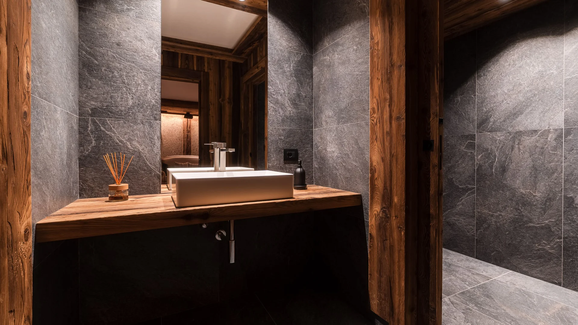 Bilder aus Arabba des Chalet Barbara Modernes Badezimmer mit rechteckigem Waschbecken und grauen Steinwänden