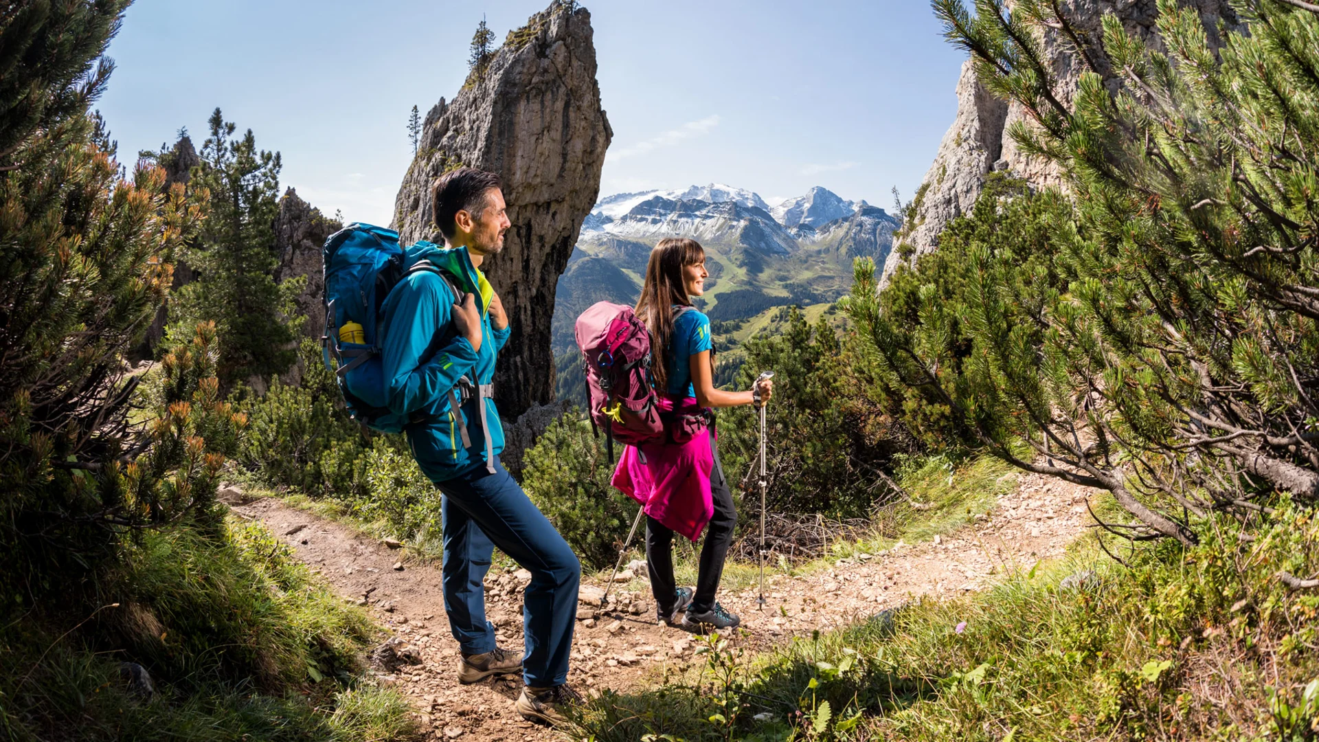 Bilder aus Arabba des Chalet Barbara Zwei Wanderer mit Rucksäcken auf einem Bergweg mit Blick auf die Dolomiten