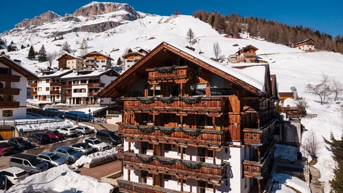 Gutscheine für das Chalet Barbara Holzhotel mit Balkonen in verschneiter Berglandschaft