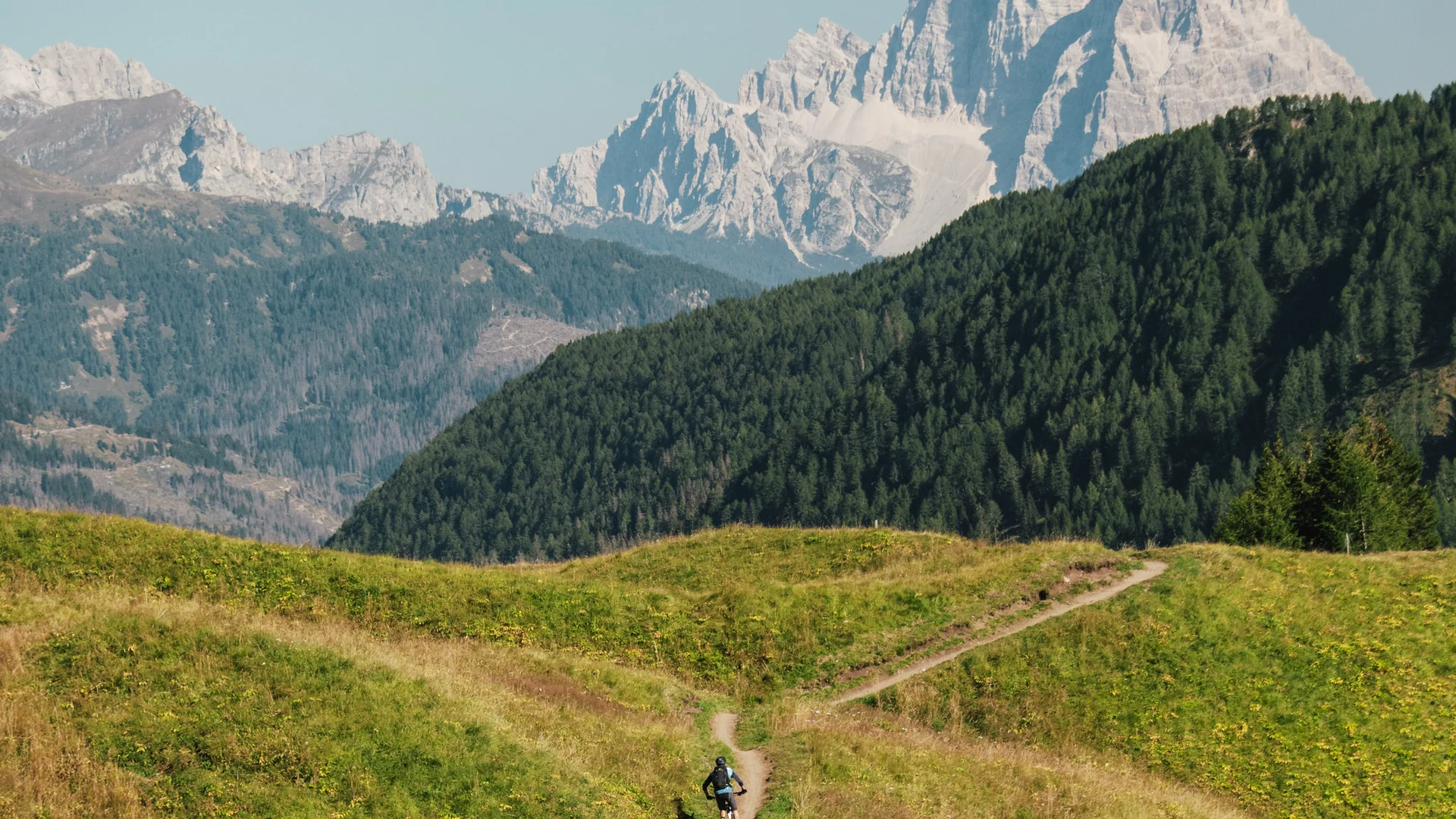 Bilder aus Arabba des Chalet Barbara Zwei Radfahrer auf einem Pfad in den Hügeln vor felsigen Bergen
