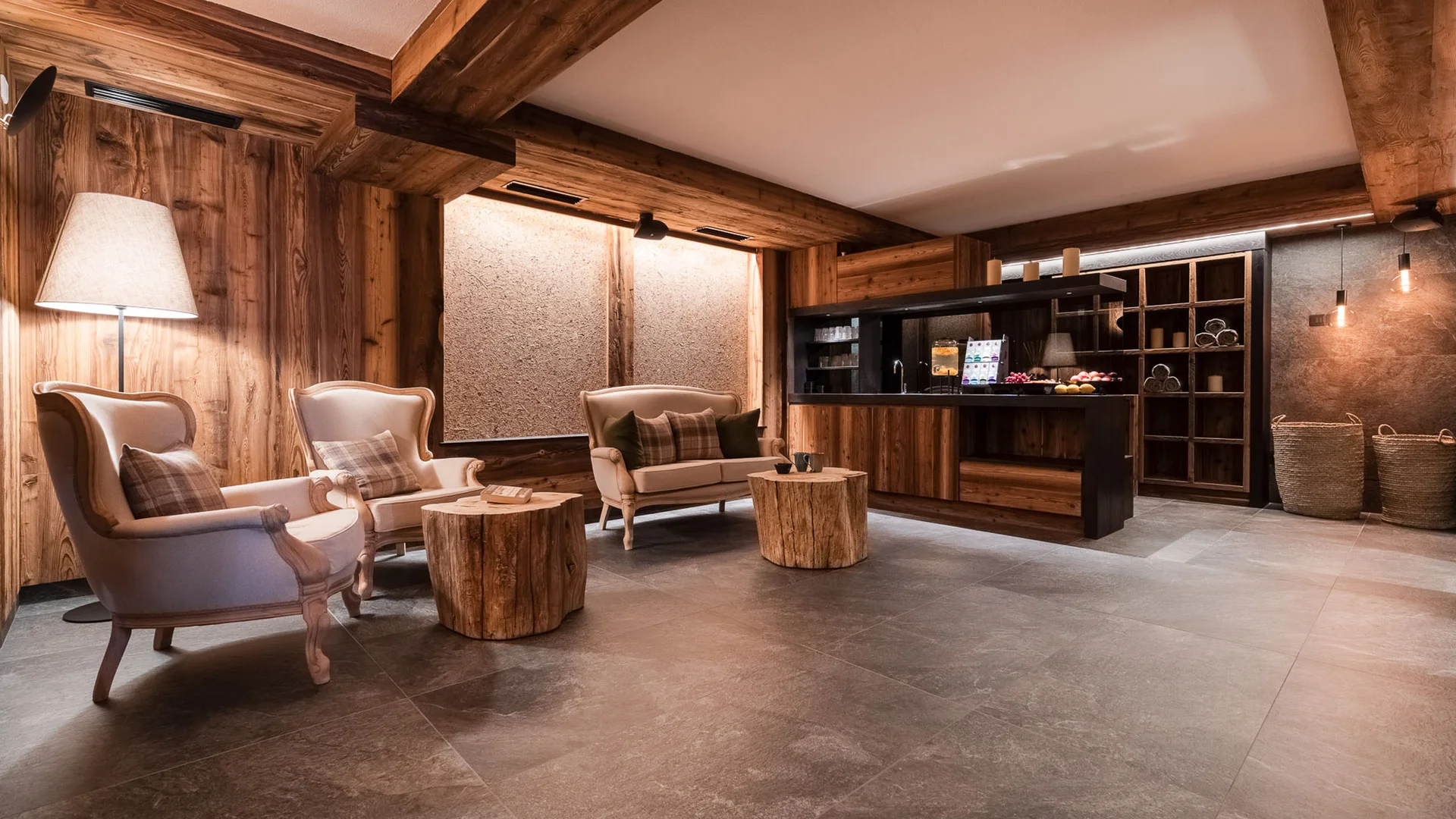 Bilder aus Arabba des Chalet Barbara Gemütlicher Sitzbereich mit Sesseln, Sofa und rustikalen Holztischen