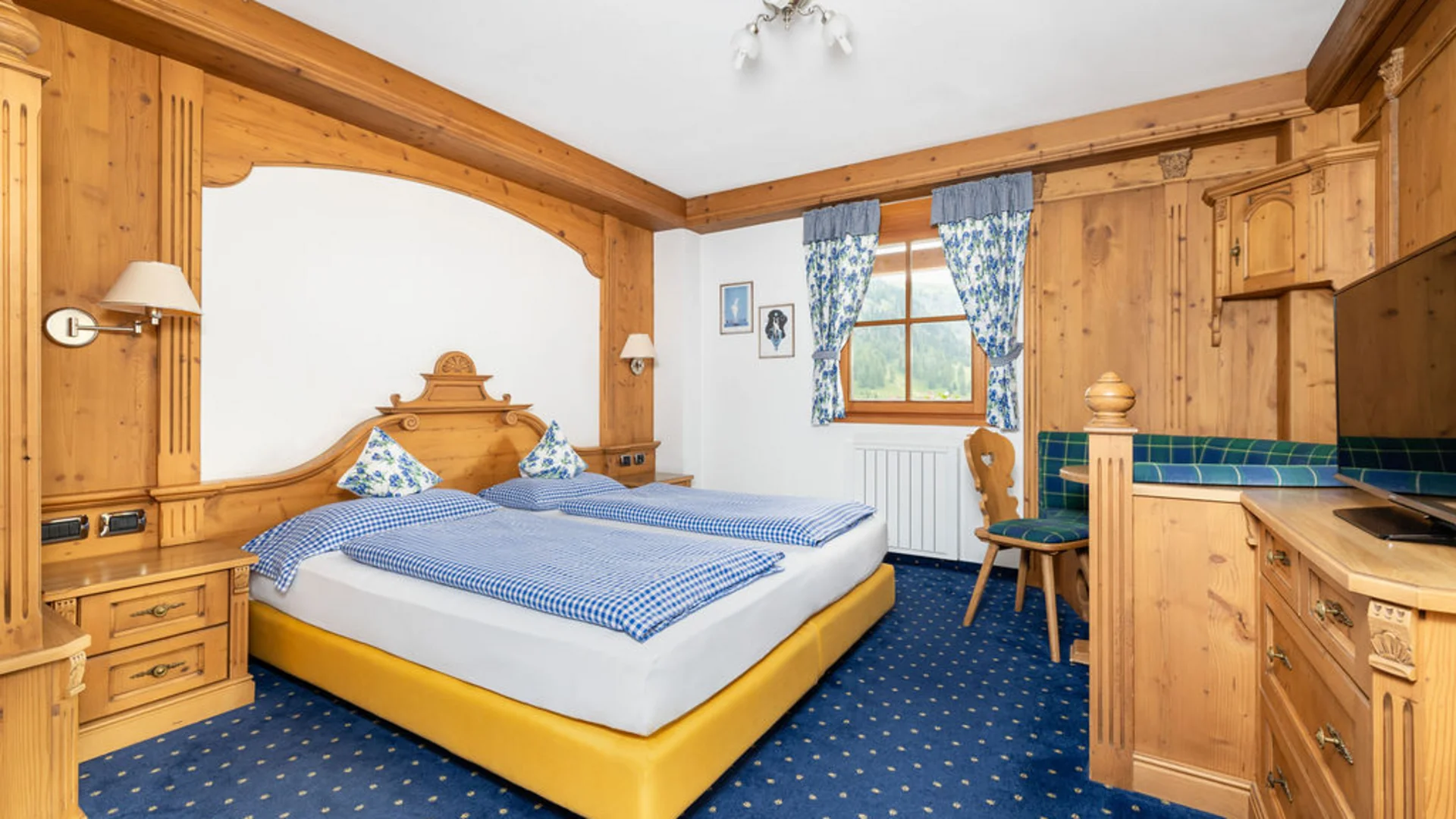 Bilder aus Arabba des Chalet Barbara Schlafzimmer im Alpenstil mit Doppelbett und Holzmöbeln