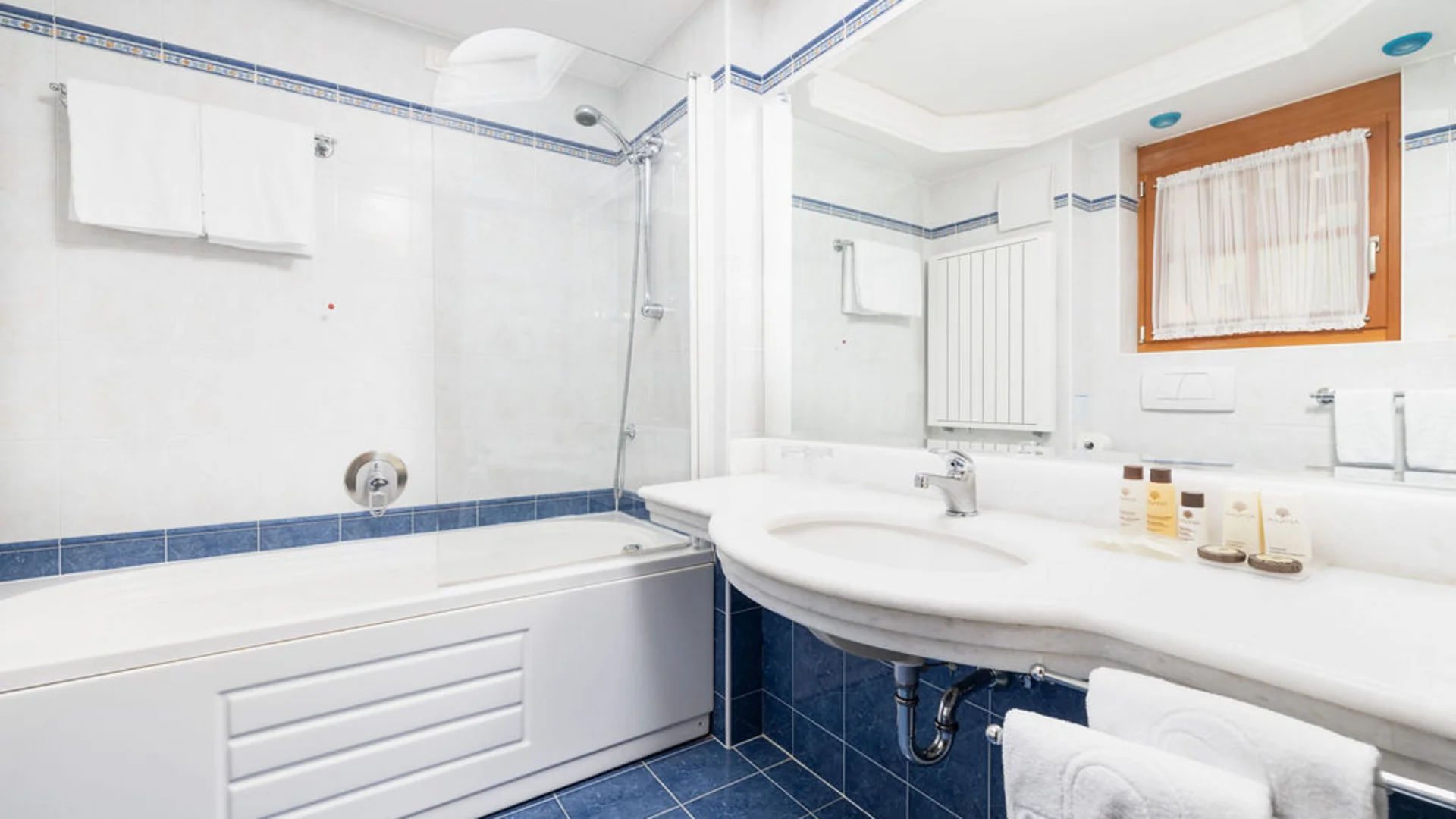 Bilder aus Arabba des Chalet Barbara Badezimmer mit Badewanne, Waschbecken und weißen Handtüchern in sauberem Raum