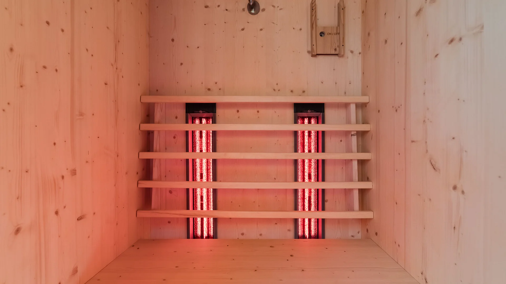 Bilder aus Arabba des Chalet Barbara Innenraum einer Holzsauna mit roten Infrarotstrahlern