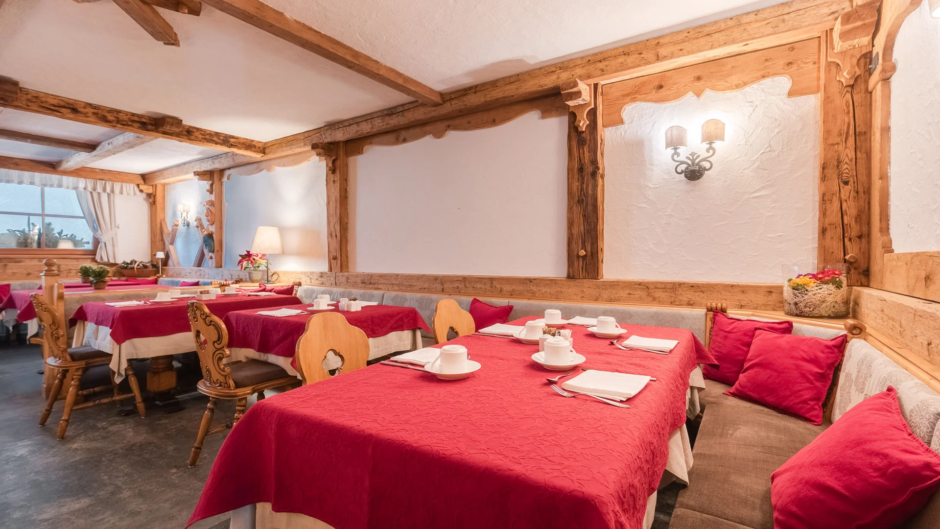 Bilder aus Arabba des Chalet Barbara Rustikaler Speiseraum mit roten Tischdecken und Holzmöbeln