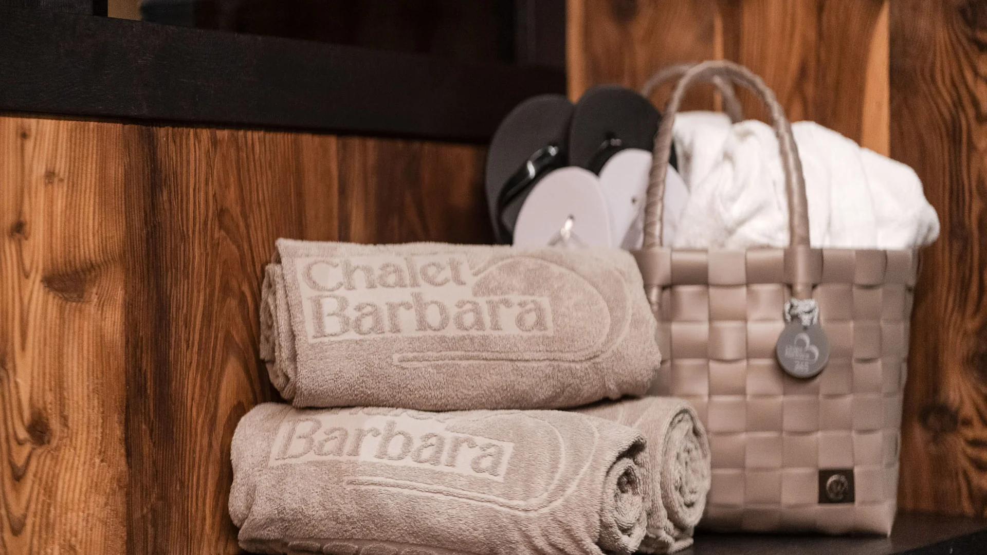 Bilder aus Arabba des Chalet Barbara Beige Handtücher mit Chalet Barbara Schriftzug und Tasche mit weißen Handtüchern
