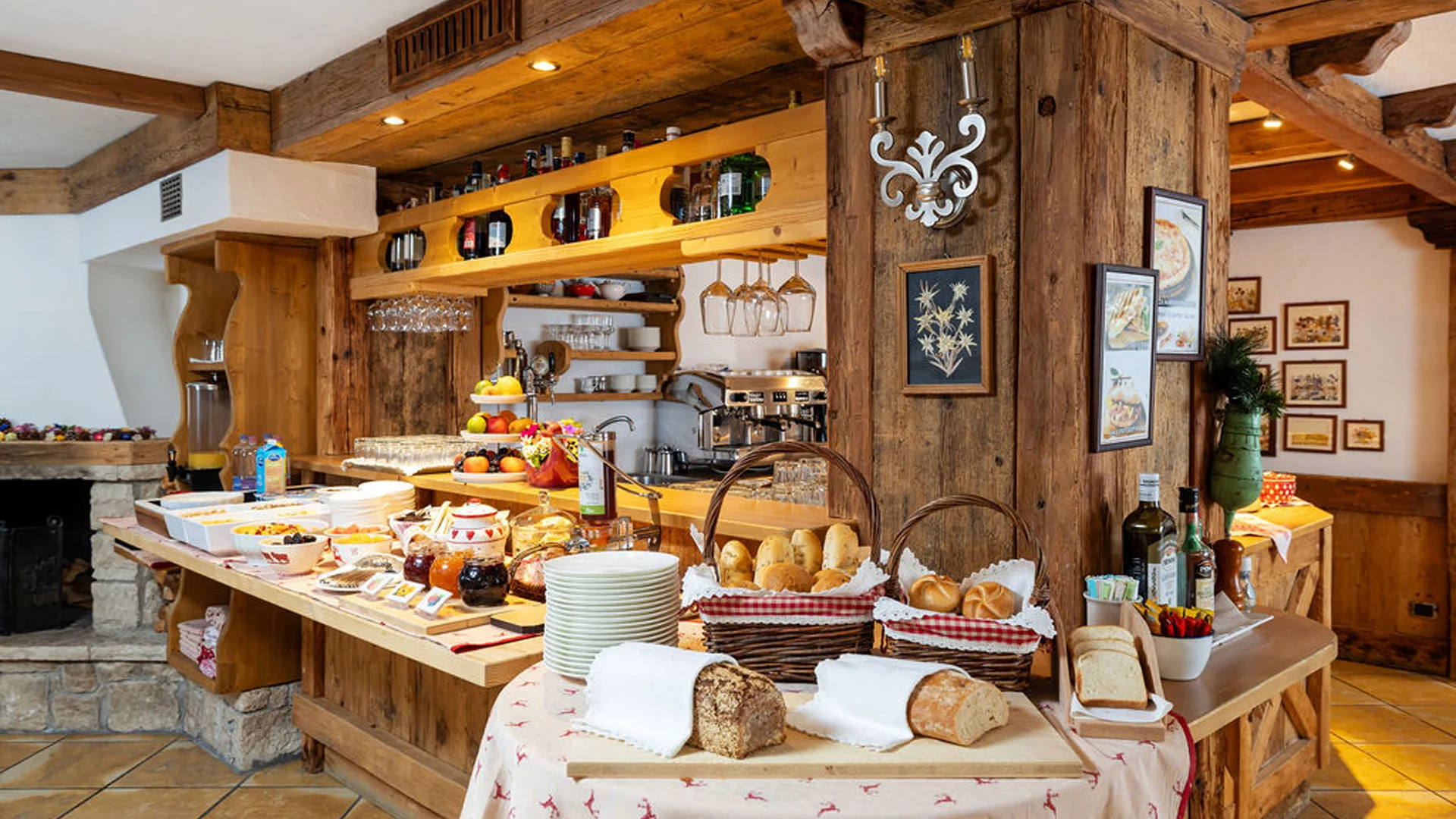 Bilder aus Arabba des Chalet Barbara Frühstücksbuffet mit Brot, Marmeladen und Getränken in rustikalem Ambiente