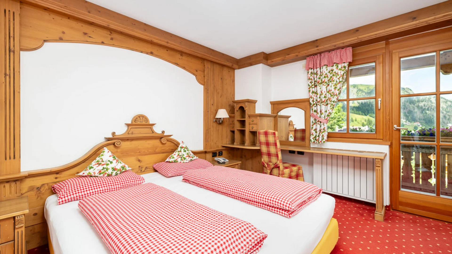 Bilder aus Arabba des Chalet Barbara Schlafzimmer mit Einzelbetten, Holzmöbeln und Bergblick